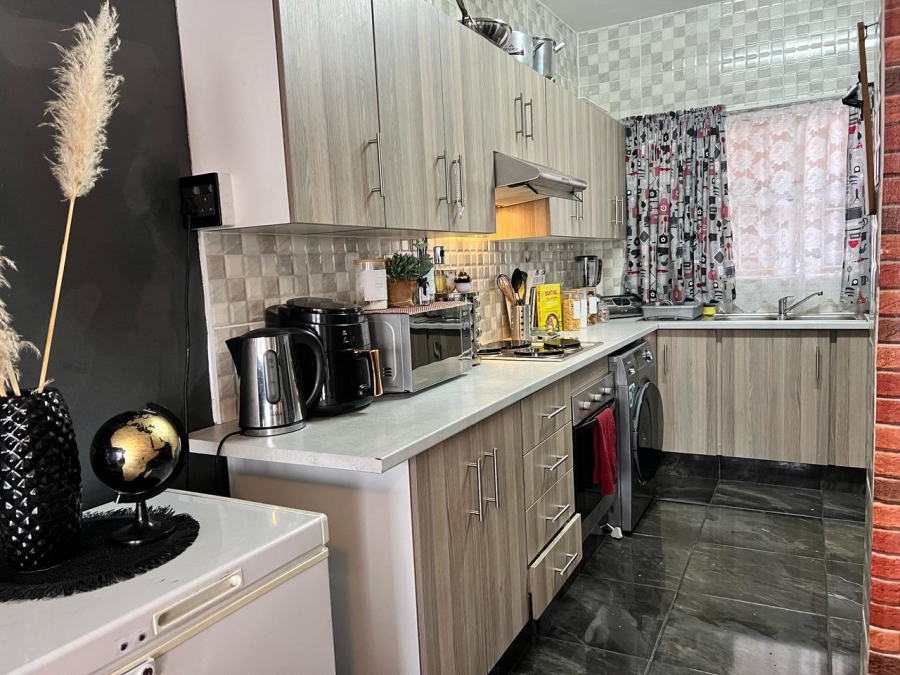 To Let 2 Bedroom Property for Rent in Loumar Western Cape